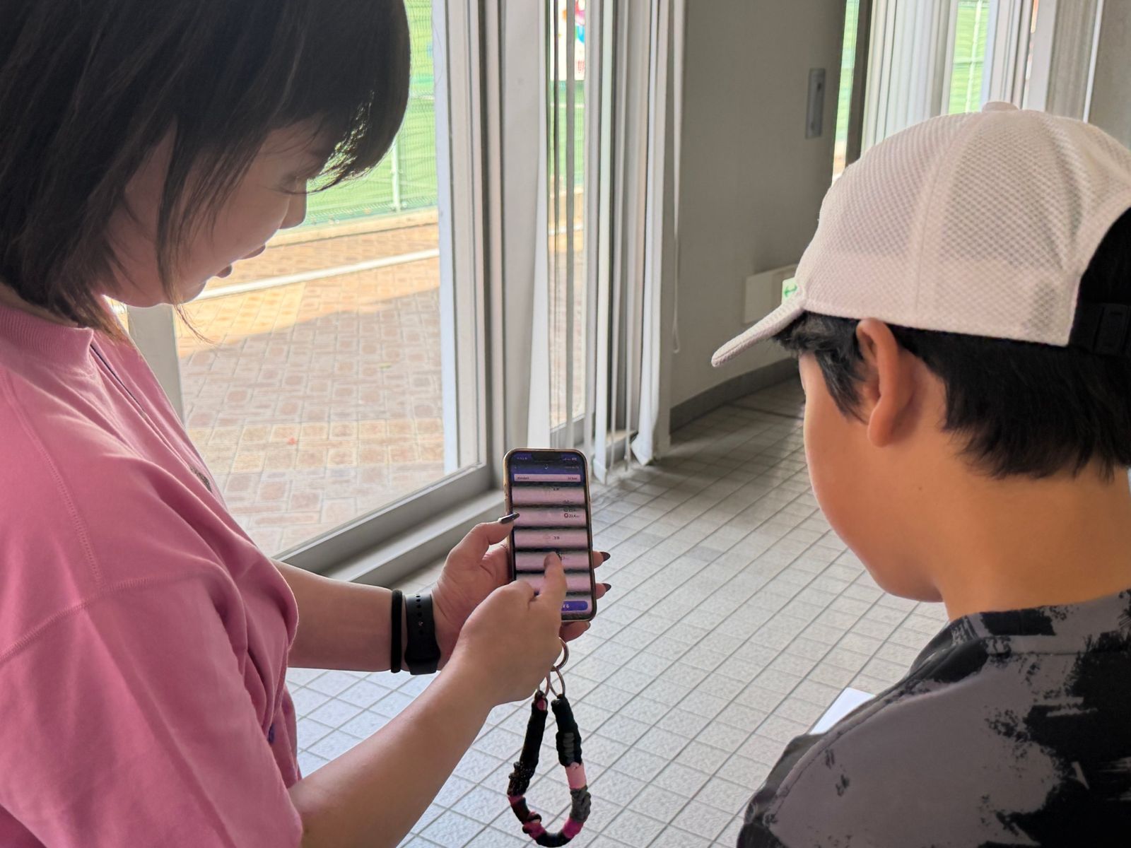 測定結果をもとにシューズの提案を受けるジュニア