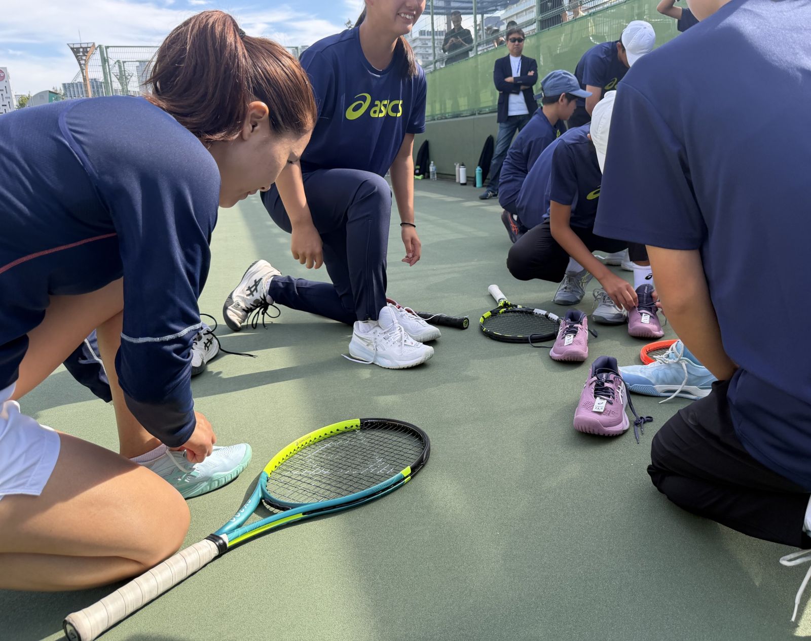 アシックスのシューズを試し履きするジュニア